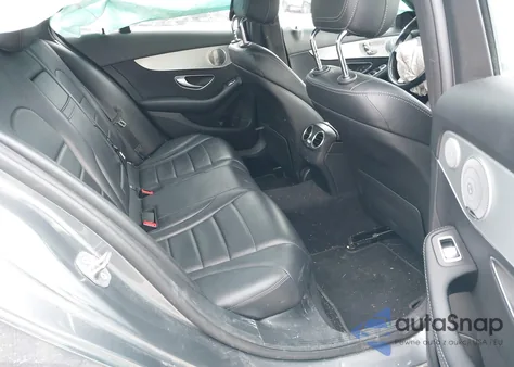 2018 Mercedes-Benz C 300 4Matic z USA, uszkodzony, nr VIN 55SWF4KB6JU275369